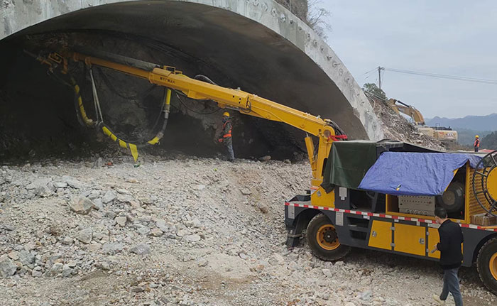 隧道濕噴機械臂施工現(xiàn)場